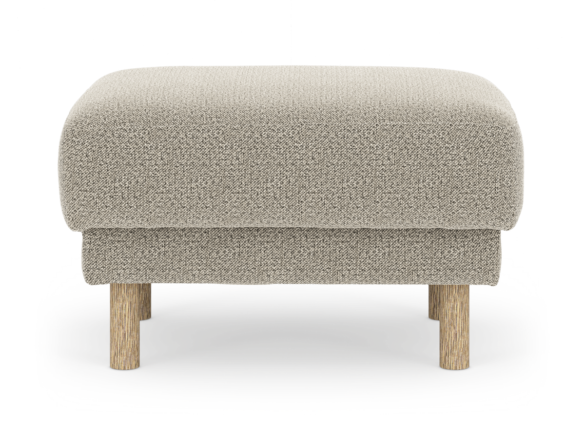 Beige puf i stof med runde ben i lyst træ, frilagt forfra.
