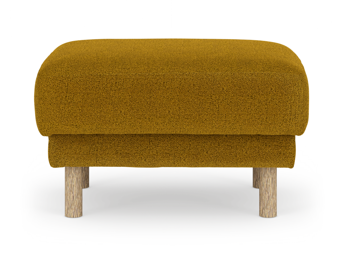 Sennepsgul puf/ottoman i tekstil med runde træben, frilagt på hvid baggrund.