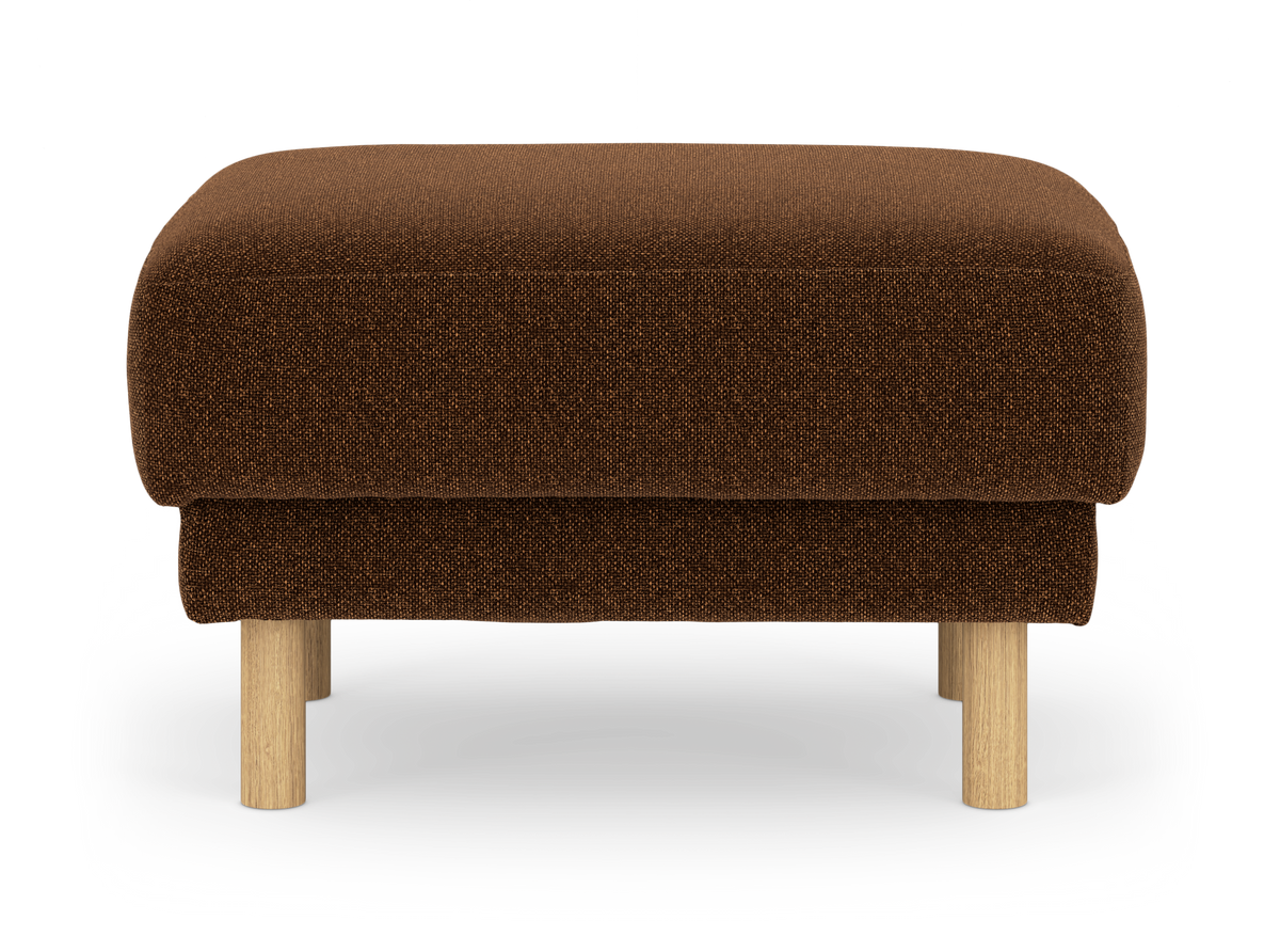 Brun polstret ottoman/fodskammel med fire runde træben, frilagt på hvid baggrund.