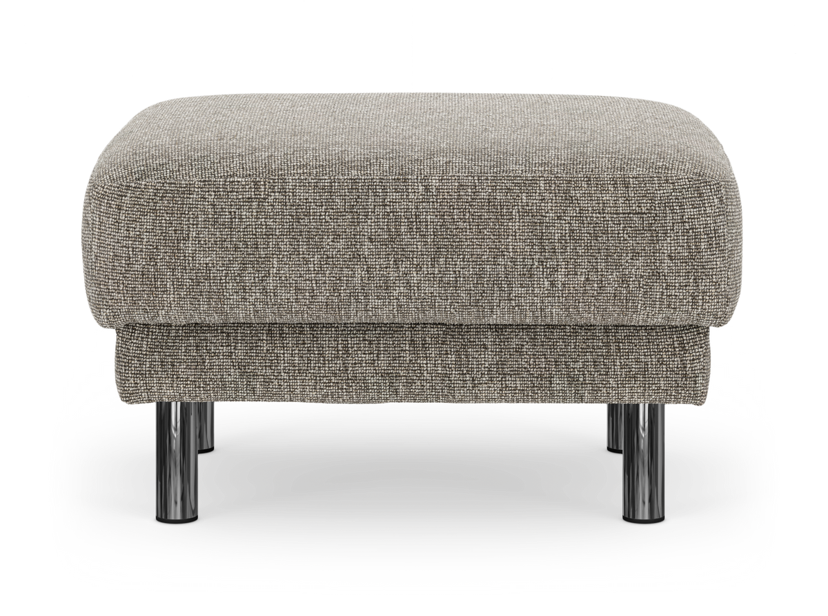 Beige-grå stofpuf/fodskammel med forkromede cylindriske ben, frontvisning på hvid baggrund.