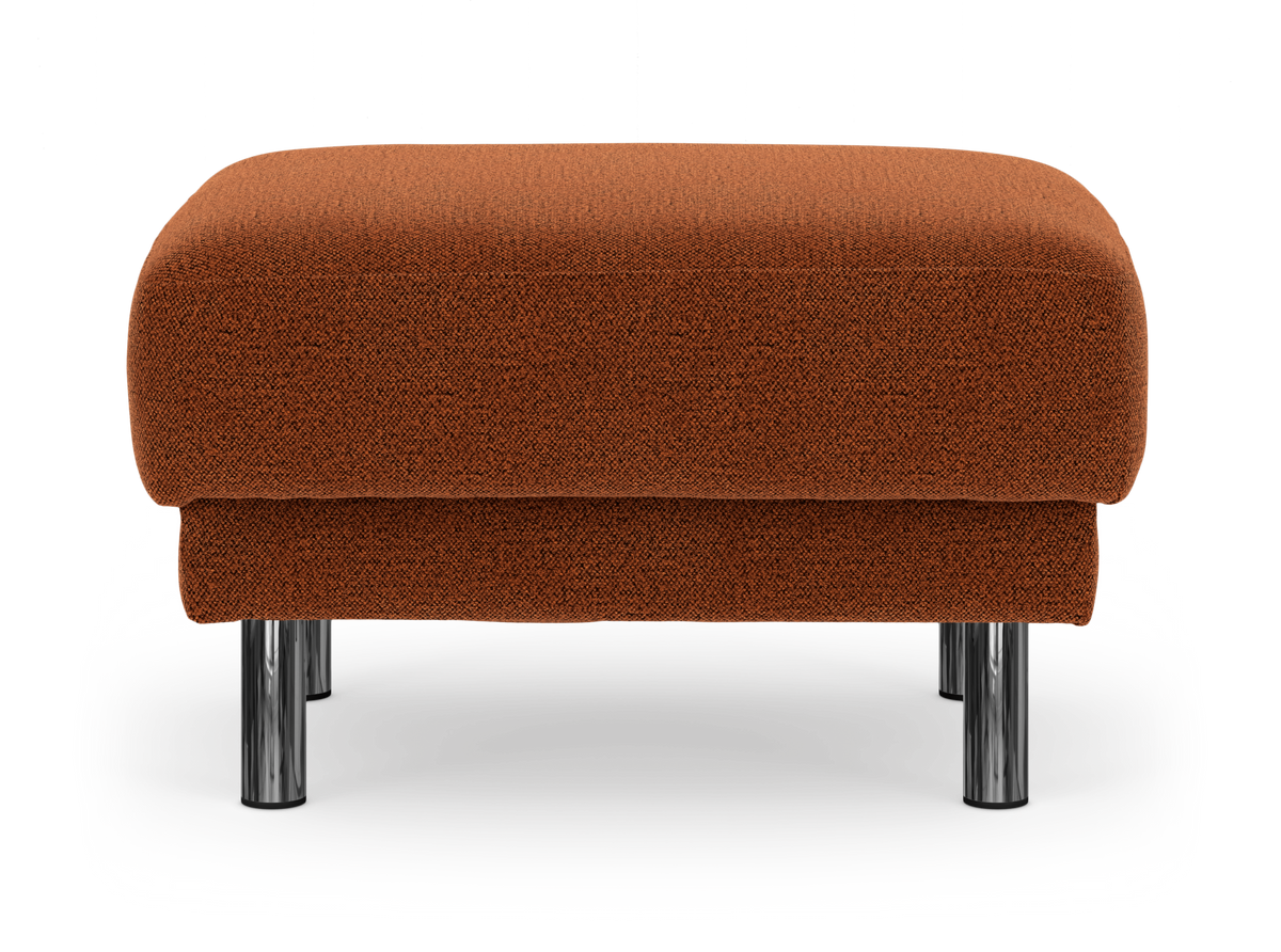 Moderne puf/ottoman i rustfarvet tekstil med runde kromben, frilagt på hvid baggrund.