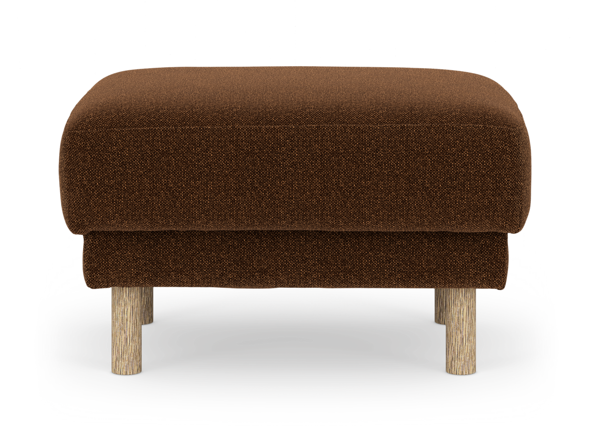 Brun polstret ottoman/skammel i tekstil med runde træben, fritlagt frontvisning på hvid baggrund.