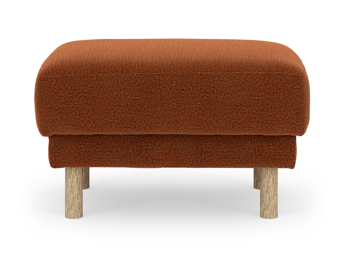 Rustorange polstret ottoman/puf med runde træben, set forfra mod hvid baggrund.