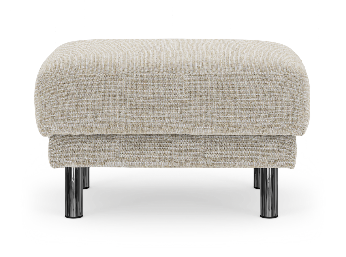 Beige fodskammel i tekstil med afrundede former og kromfarvede runde ben, set forfra.