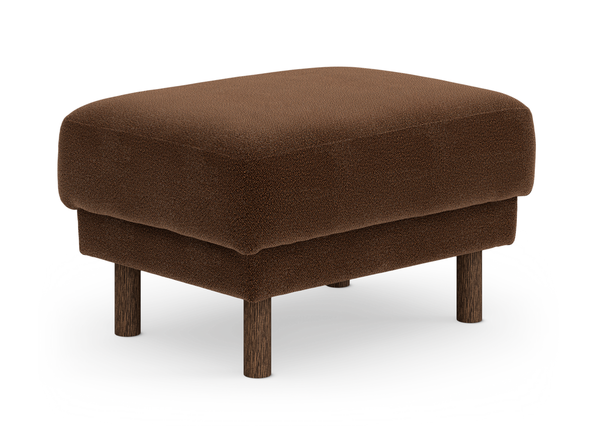 Brun skammel/ottoman i tekstureret stof med mørke træben, fritlagt på hvid baggrund.