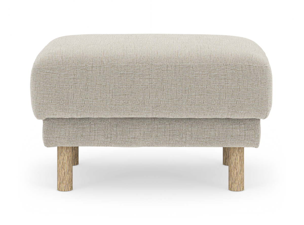 Beige fodskammel i stof med runde ben i lyst træ, frilagt på hvid baggrund.