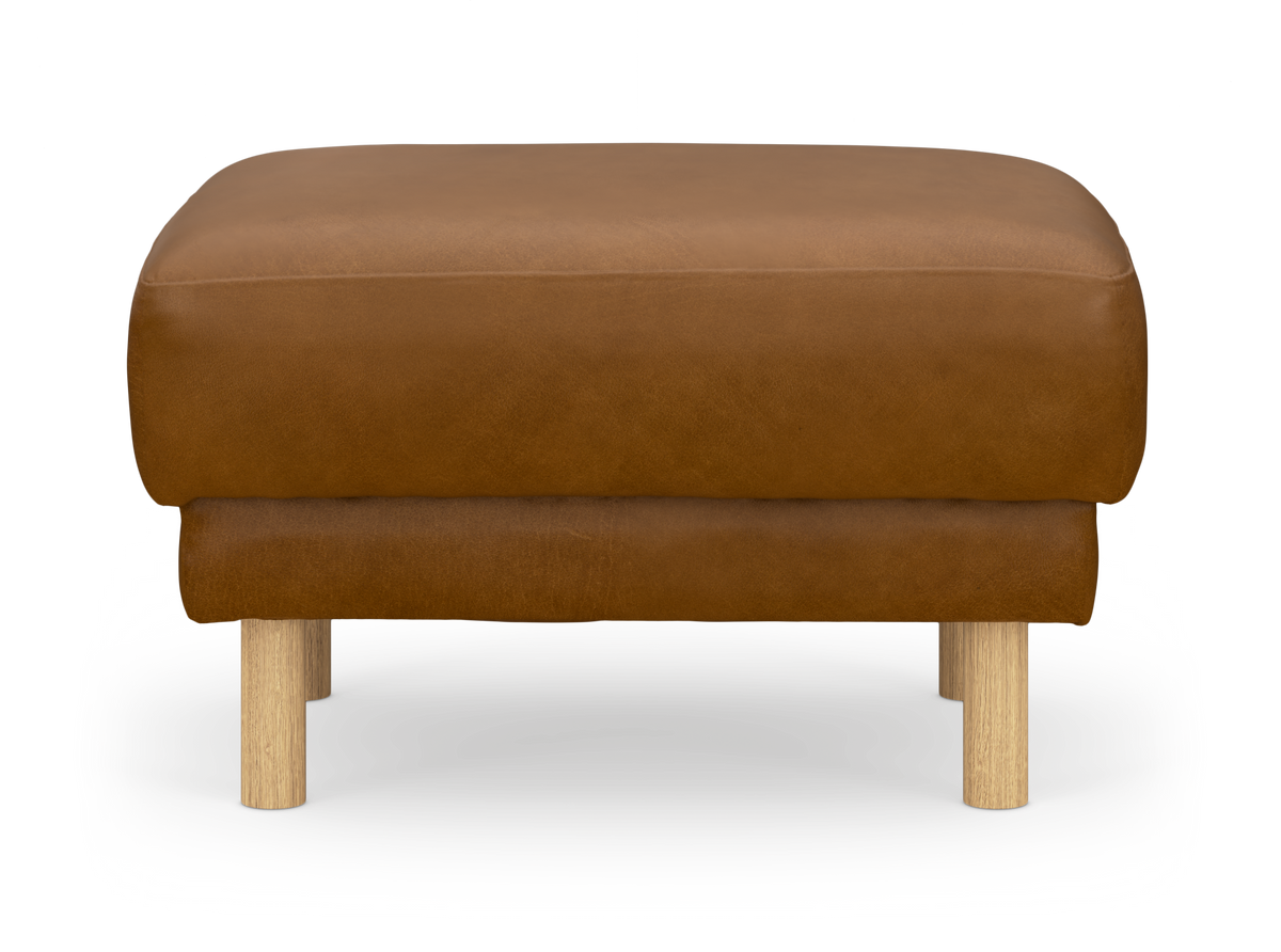 Brun læderlook skammel/ottoman med lyse træben, frilagt mod hvid baggrund.