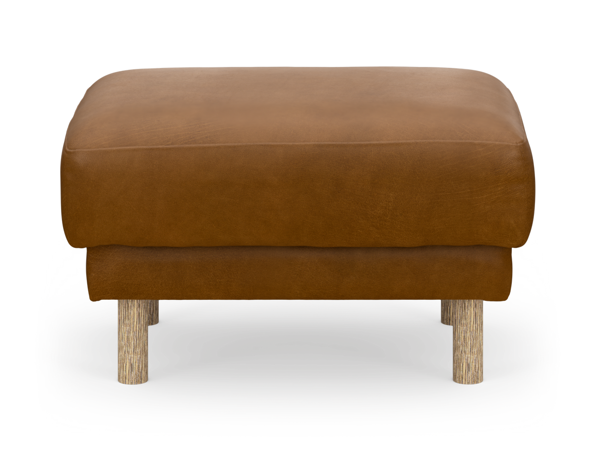 Brun ottoman/fodskammel med runde træben, frilagt på hvid baggrund.