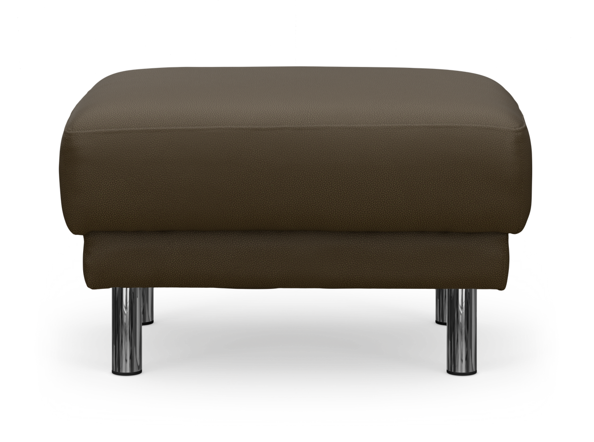 Brun puf/ottoman i læder med kromben, frilagt på hvid baggrund.