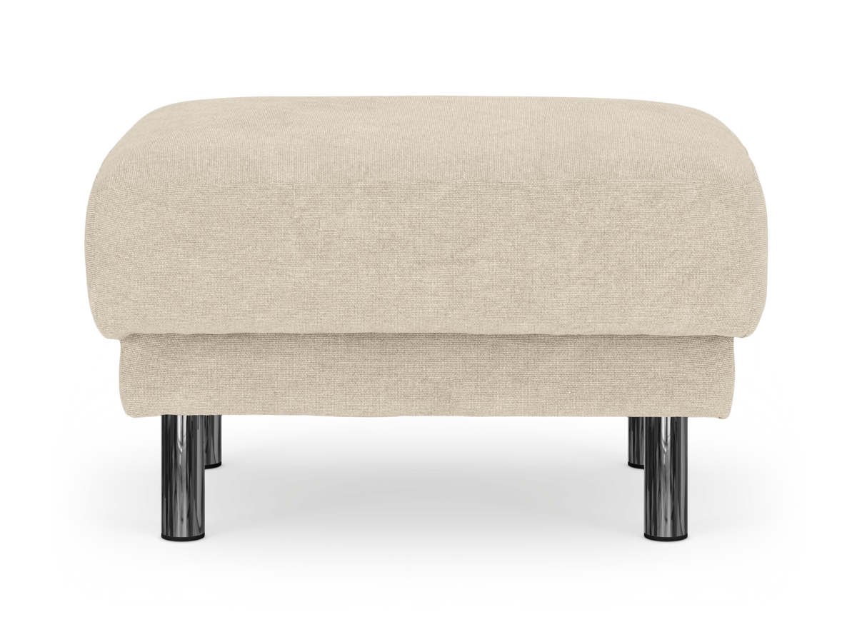 Beige fodskammel med kromede runde ben, frontvisning, frilagt på hvid baggrund.
