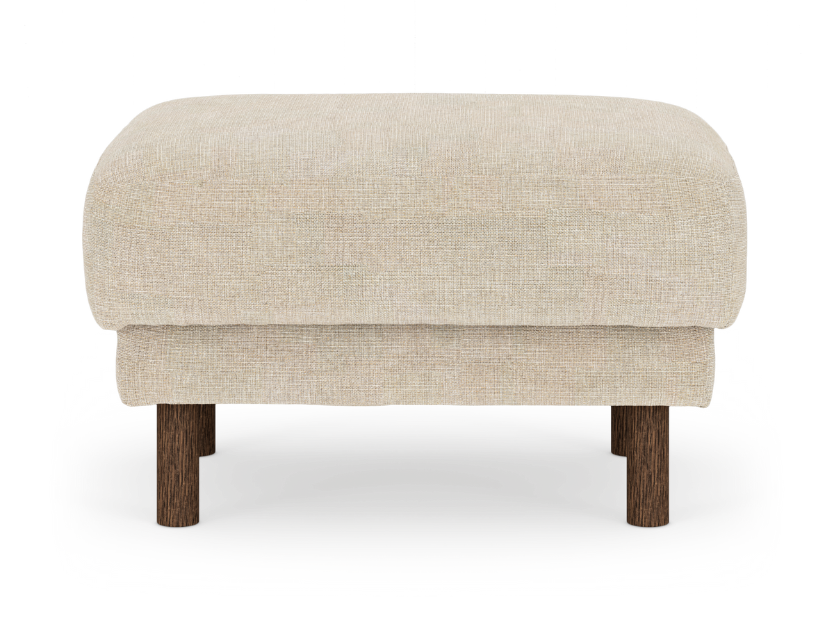 Beige stofpuf/ottoman med runde mørkebrune træben, fritlagt på hvid baggrund.