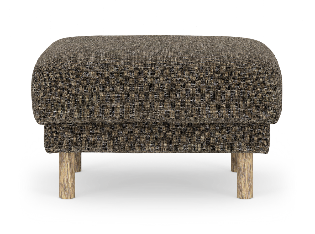 Brun skammel/ottoman i tekstil med runde træben, frilagt på hvid baggrund.