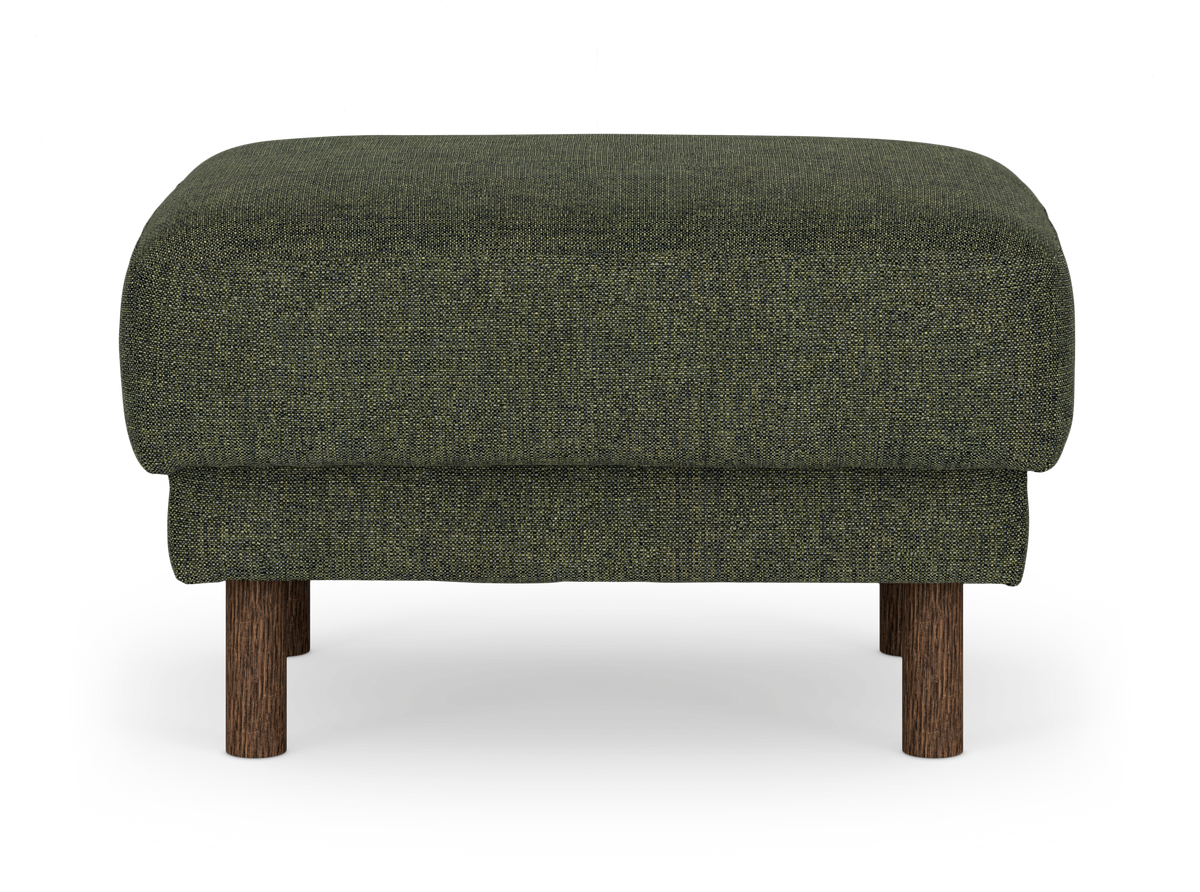 Mørkegrøn stofpuf/ottoman med runde træben set forfra.