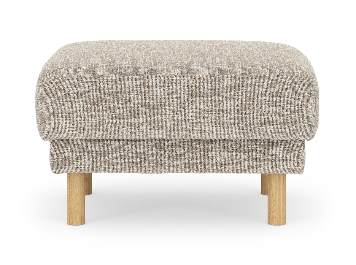 Beige puf i tekstil med lyse runde træben, frilagt på hvid baggrund.