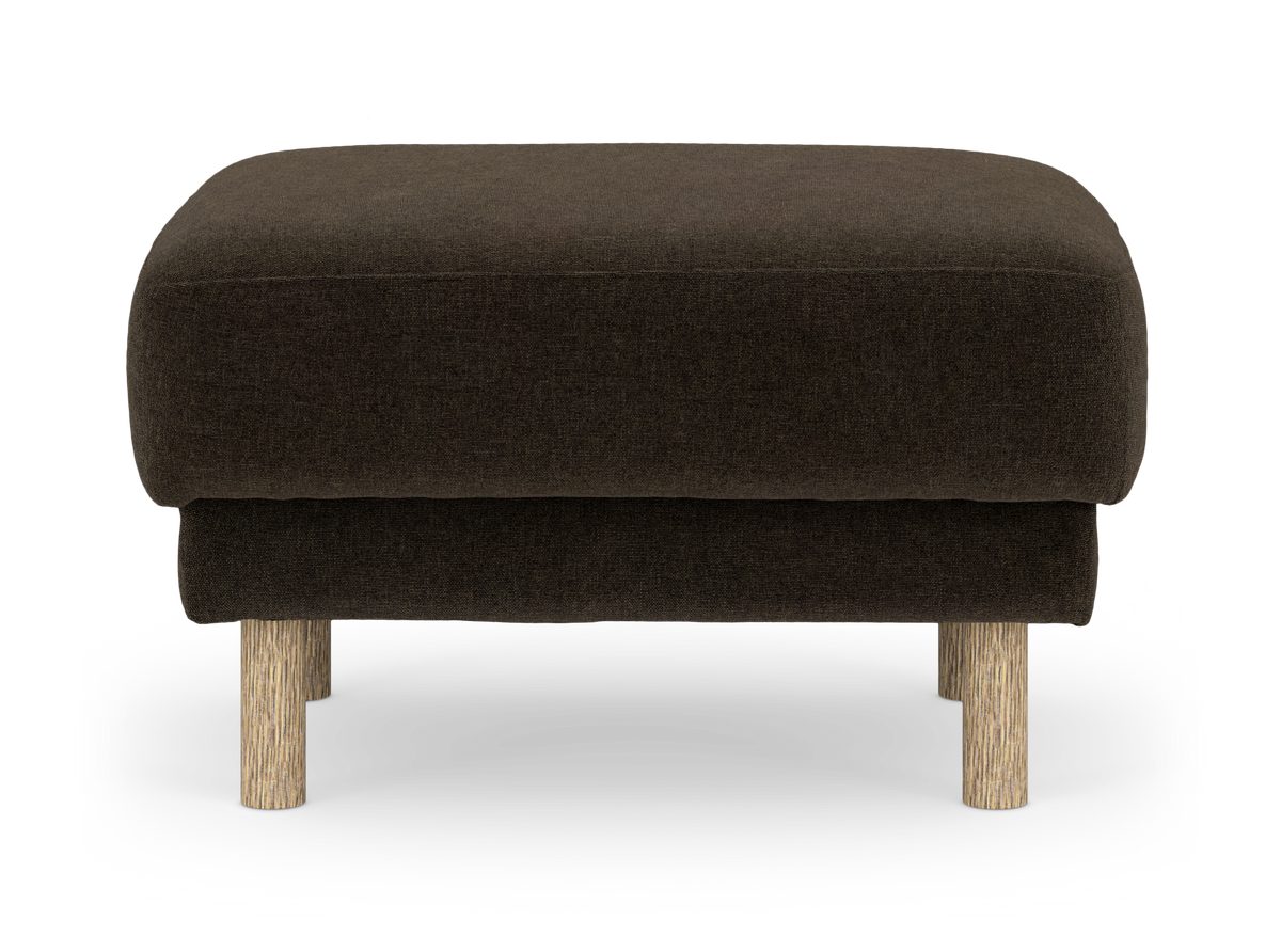 Mørkebrun ottoman/fodskammel i tekstil med runde træben, frilagt på hvid baggrund.