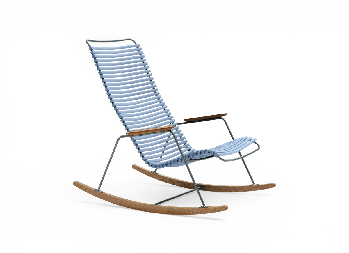 Lyseblå gyngestol i moderne design med remsæde, metalstel og træmeder, vist i skrå vinkel på frilagt baggrund.
