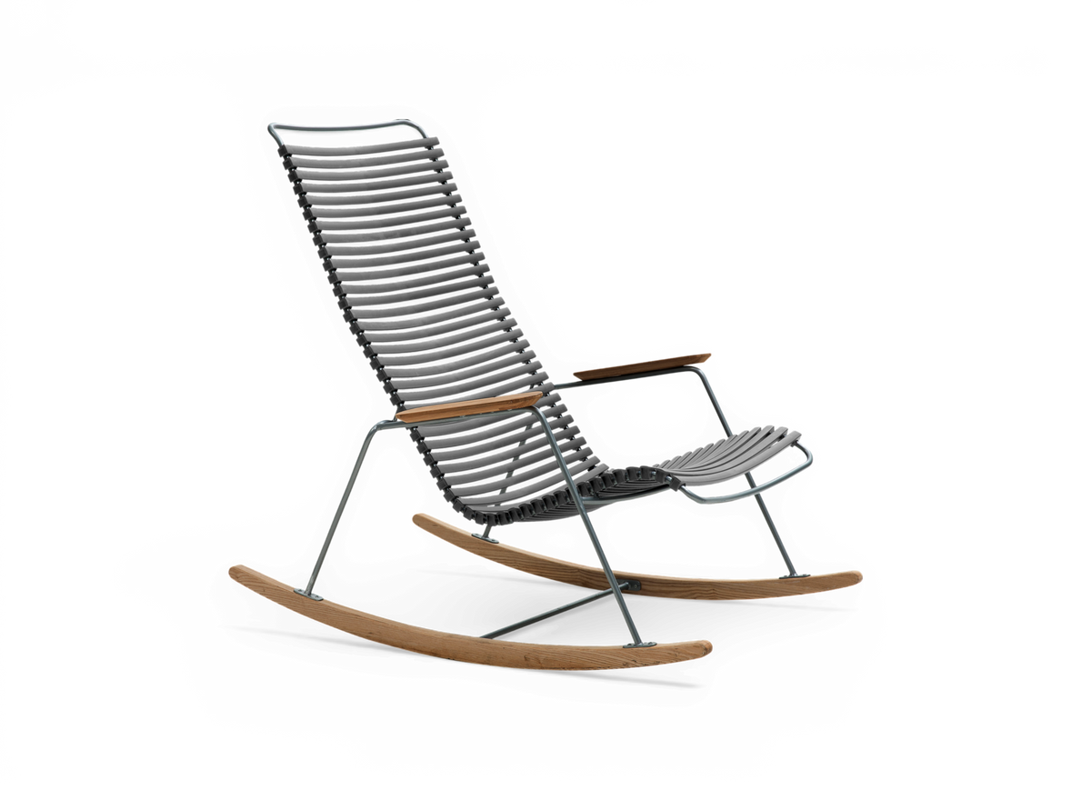Moderne gyngestol i grå med slanke lameller, metalstel og træmeder samt træarmlæn.