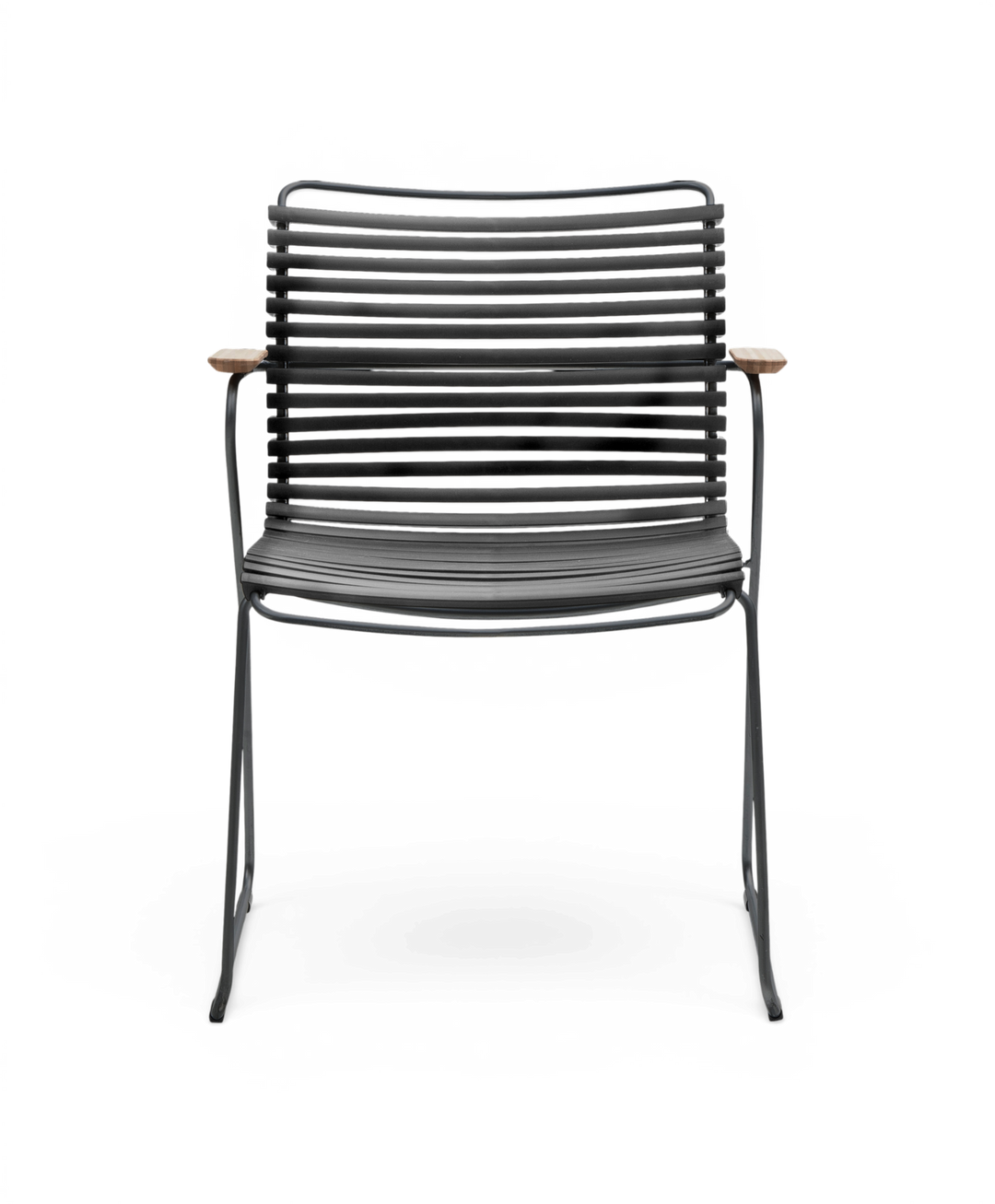Sort loungestol i moderne, ribbet design med slanke metalben og træarmlæn.