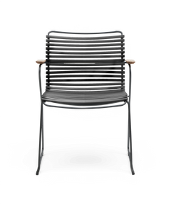 Sort loungestol i moderne, ribbet design med slanke metalben og træarmlæn.