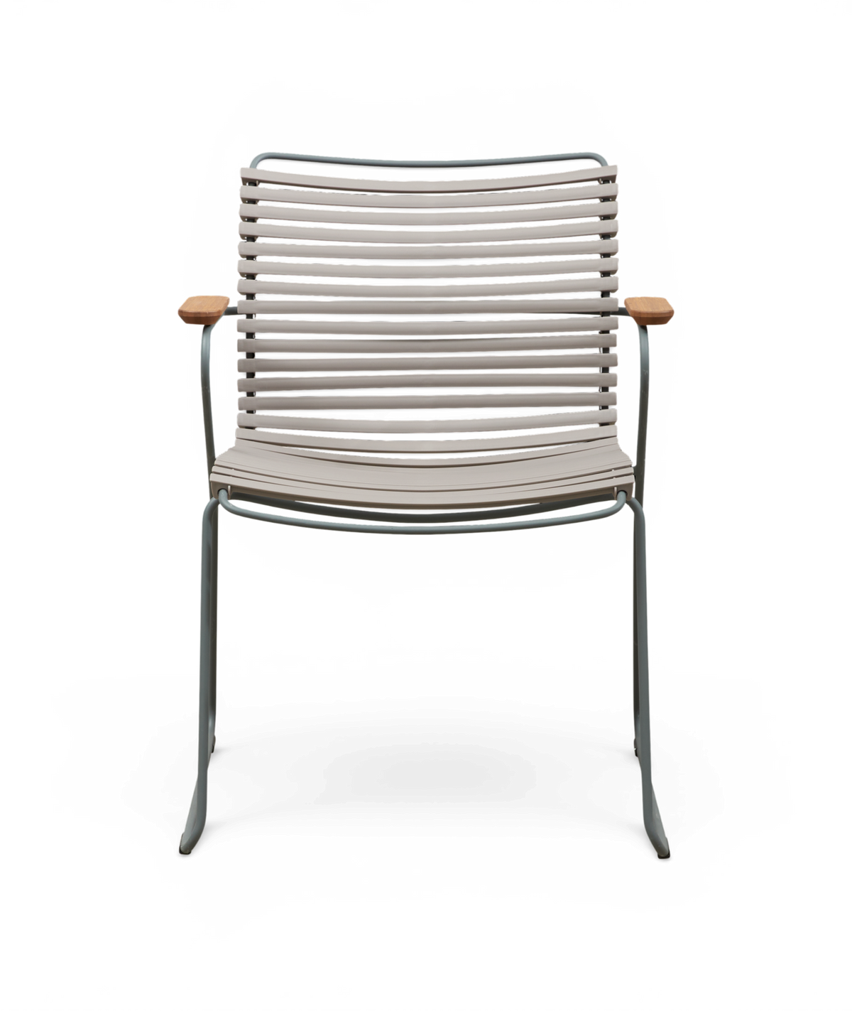 Moderne stol med grå metalramme, beige lameller og små træarmlæn, set forfra.