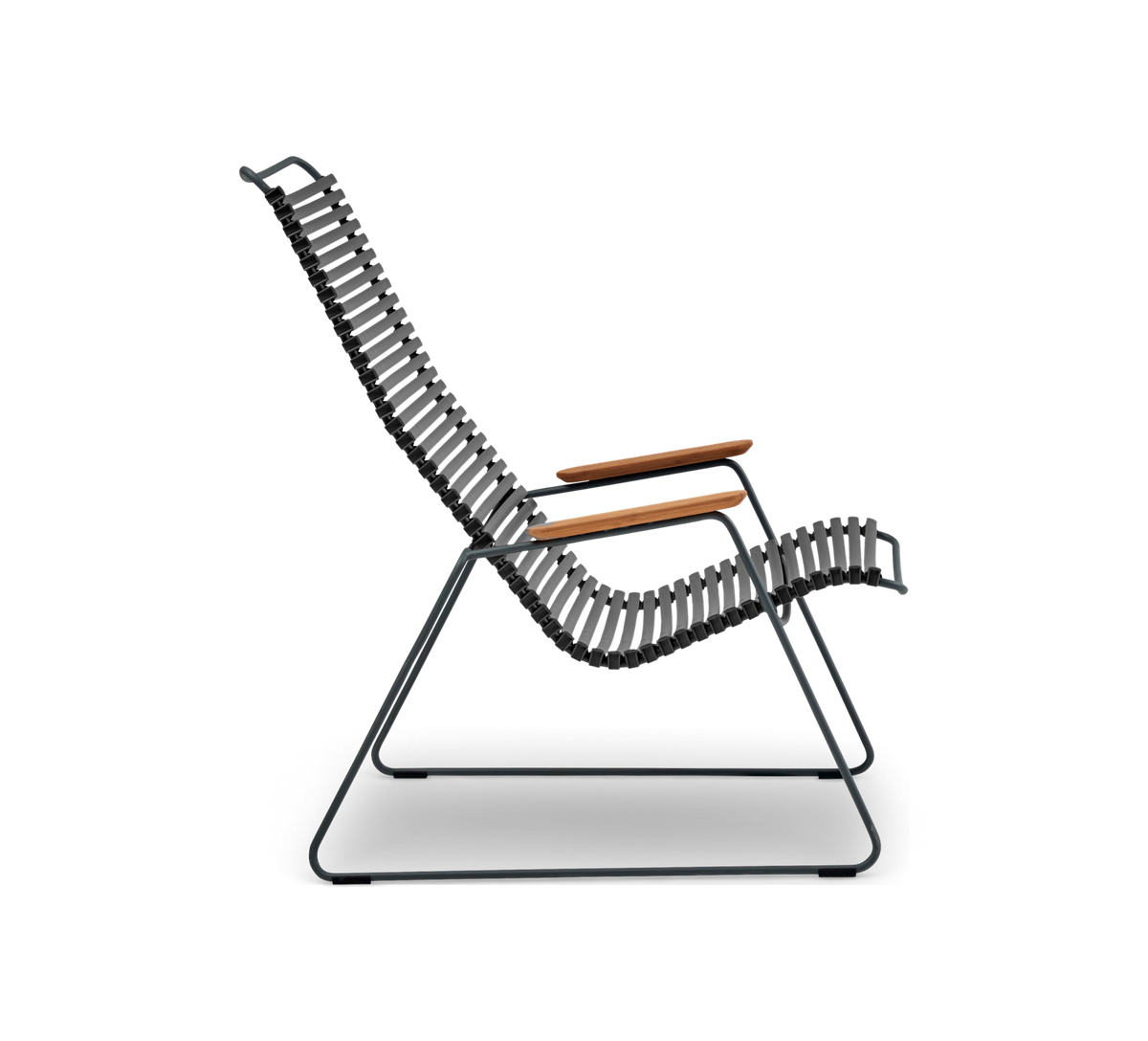 Sideview af en moderne loungestol med grå lameller, sort metalstel og armlæn i træ, frilagt på hvid baggrund.