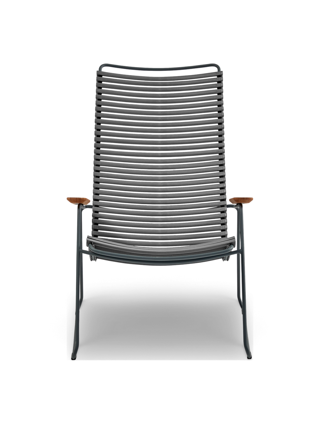 Lav udendørs loungestol i mørkegråt metal med lamelformet sæde/ryg af reb og armlæn i teak, frontvisning frilagt.