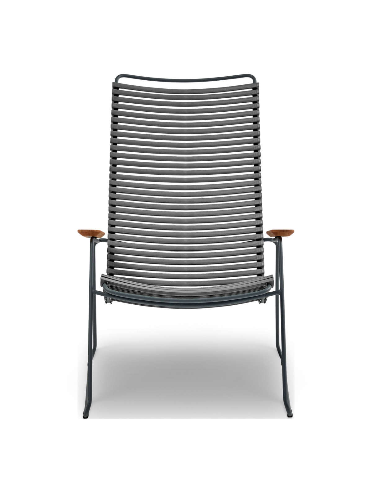 Lav udendørs loungestol i mørkegråt metal med lamelformet sæde/ryg af reb og armlæn i teak, frontvisning frilagt.