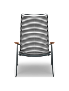 Lav udendørs loungestol i mørkegråt metal med lamelformet sæde/ryg af reb og armlæn i teak, frontvisning frilagt.