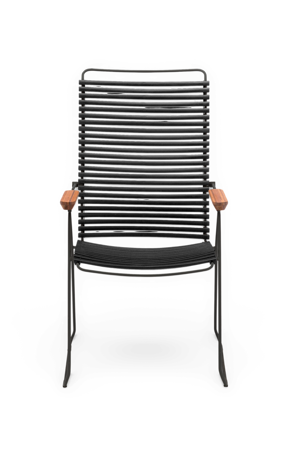 Sort loungestol i metal med ribbet sæde og ryg samt armlæn i træ, frilagt på hvid baggrund.