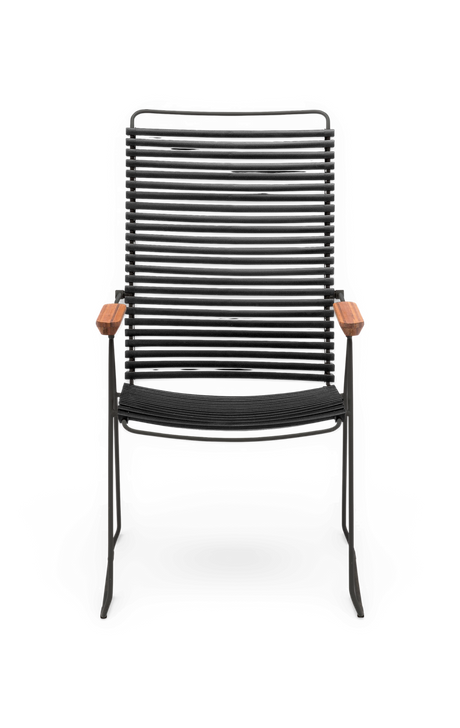 Sort loungestol i metal med ribbet sæde og ryg samt armlæn i træ, frilagt på hvid baggrund.