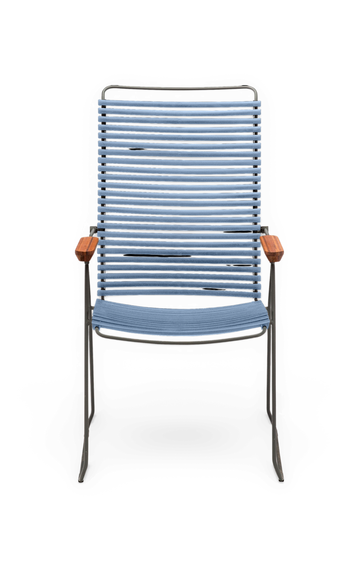 Blå lamel-loungestol med metalstel og armlæn i træ, frontvisning på transparent baggrund.