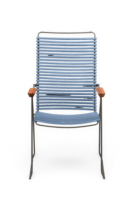 Blå lamel-loungestol med metalstel og armlæn i træ, frontvisning på transparent baggrund.