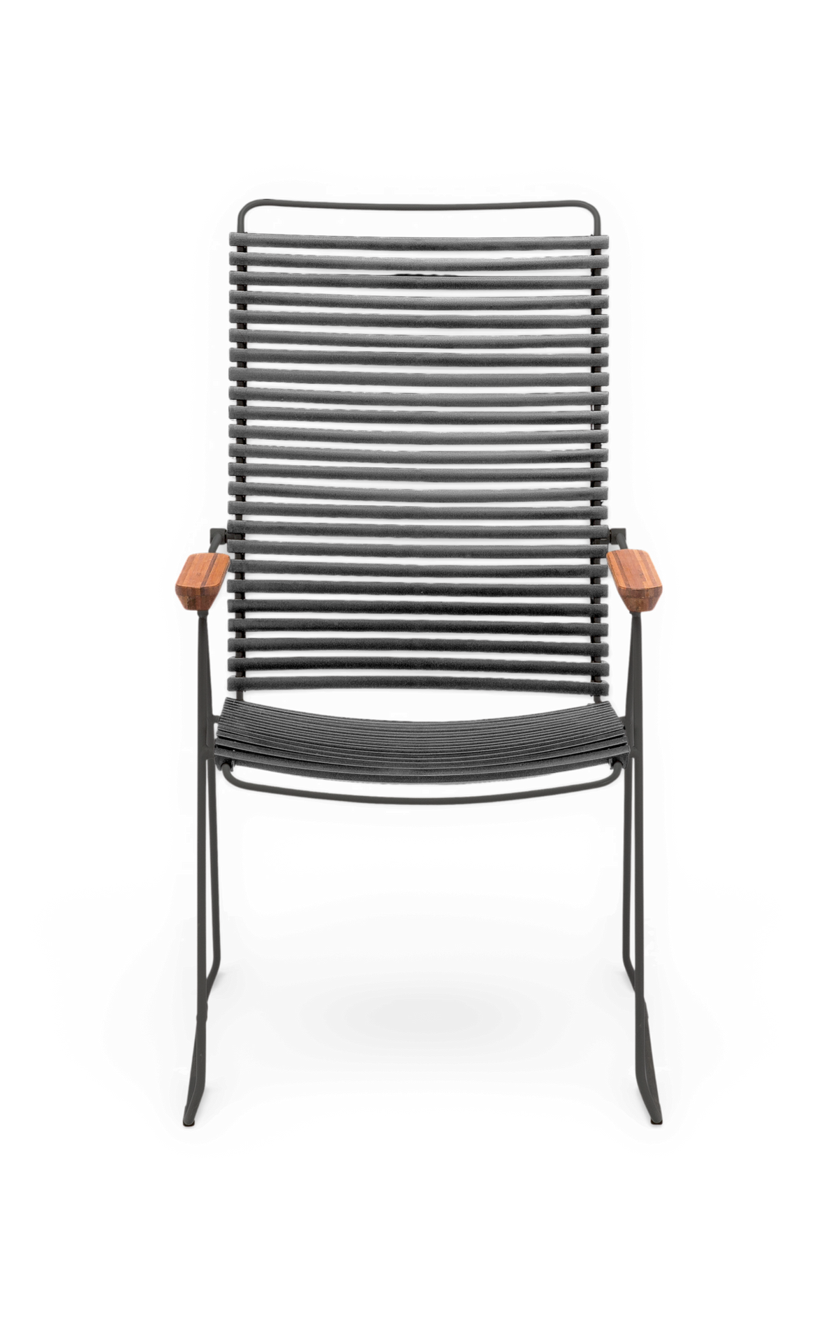 Sort loungestol i metal med snorede lameller i sæde og ryg samt træarmlæn, frontvisning, frilagt.