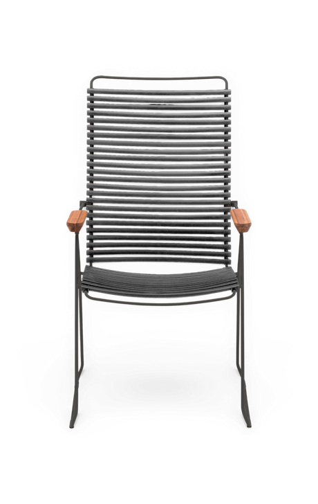 Sort loungestol i metal med snorede lameller i sæde og ryg samt træarmlæn, frontvisning, frilagt.