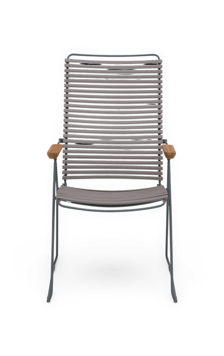 Grå loungestol med smalle lameller, metalramme og armlæn i træ, set forfra på hvid baggrund.