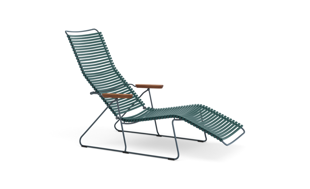 Grøn loungestol i metal med integreret fodstøtte og armlæn i teak.