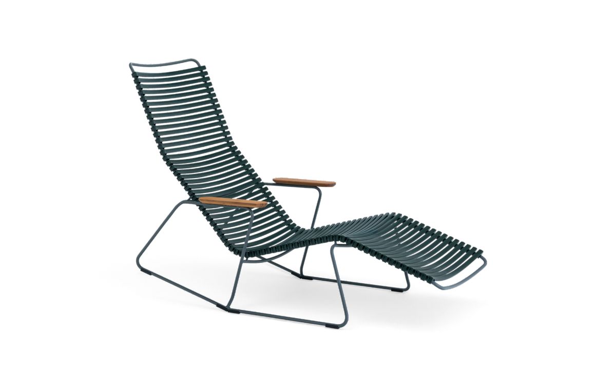 Mørkegrøn ribbet loungestol/chaise longue i metal med fodstøtte og armlæn i træ, frilagt på hvid baggrund.