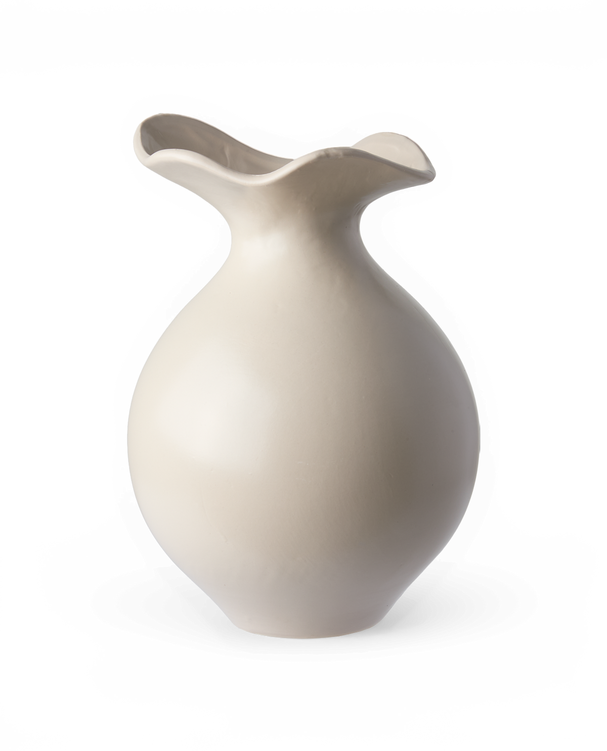 Beige glaseret keramikvase med rund krop og bølgeformet åbning.
