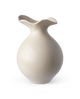 Beige glaseret keramikvase med rund krop og bølgeformet åbning.