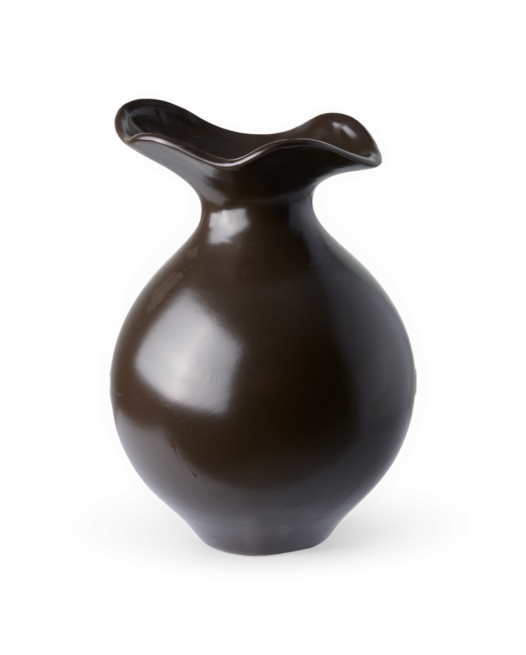 Mørkebrun keramikvase med rund krop og bølgeformet åbning.