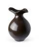 Mørkebrun keramikvase med rund krop og bølgeformet åbning.