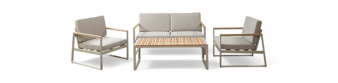 Lys beige loungesæt til udendørs brug med to lænestole, en 2-personers sofa og et rektangulært sofabord med lameltræbordplade på lyse metalrammer.
