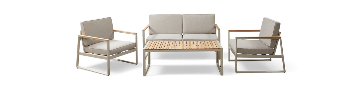 Lys beige loungesæt til udendørs brug med to lænestole, en 2-personers sofa og et rektangulært sofabord med lameltræbordplade på lyse metalrammer.