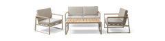 Lys beige loungesæt til udendørs brug med to lænestole, en 2-personers sofa og et rektangulært sofabord med lameltræbordplade på lyse metalrammer.