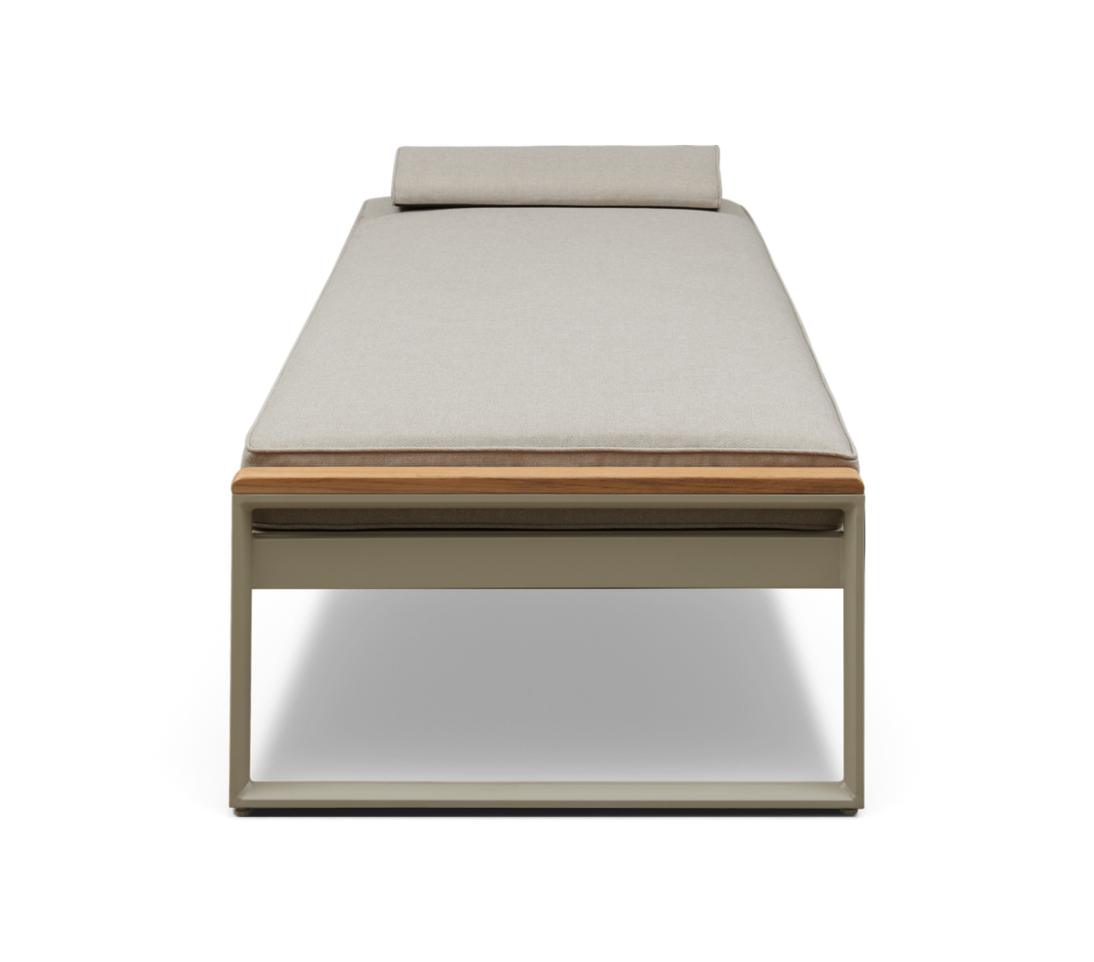 Moderne daybed i frontvisning med lys beige madras og rund nakkepude på metalramme med trædetalje.