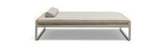 Beige daybed med slank metalram og trekantet nakkepude, set direkte forfra i studie.