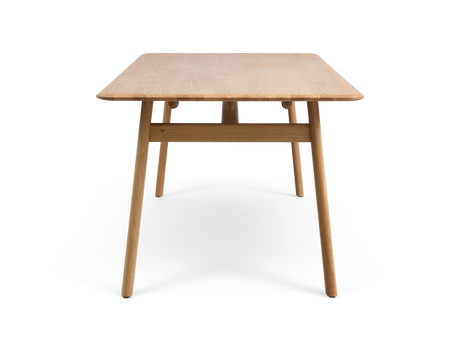 Rektangulært spisebord i lys eg med afrundede hjørner, frontvisning.