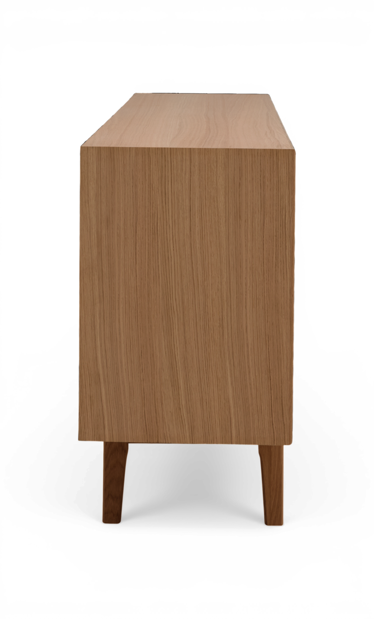 Sidevisning af et sidebord i lys eg med rene linjer og fire tilspidsede ben, frilagt på neutral baggrund.