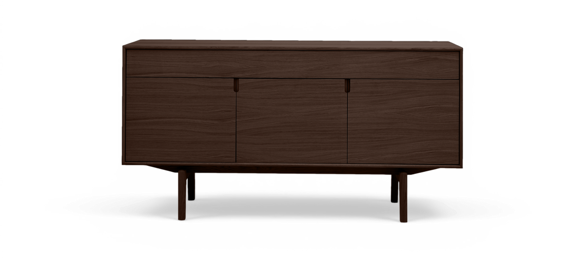 Mørkebrun træskænk med tre låger og slanke ben i mid-century-stil, set lige forfra.