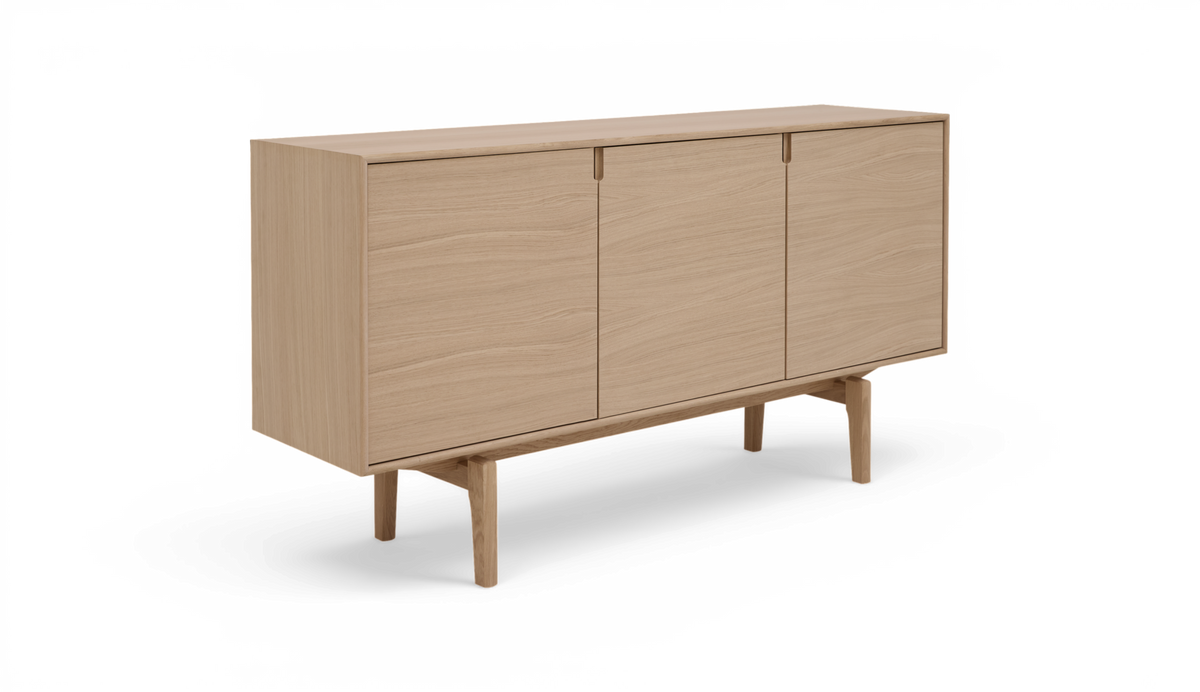 Lys egetræs skænk med tre glatte låger og smalle træben i minimalistisk skandinavisk design.